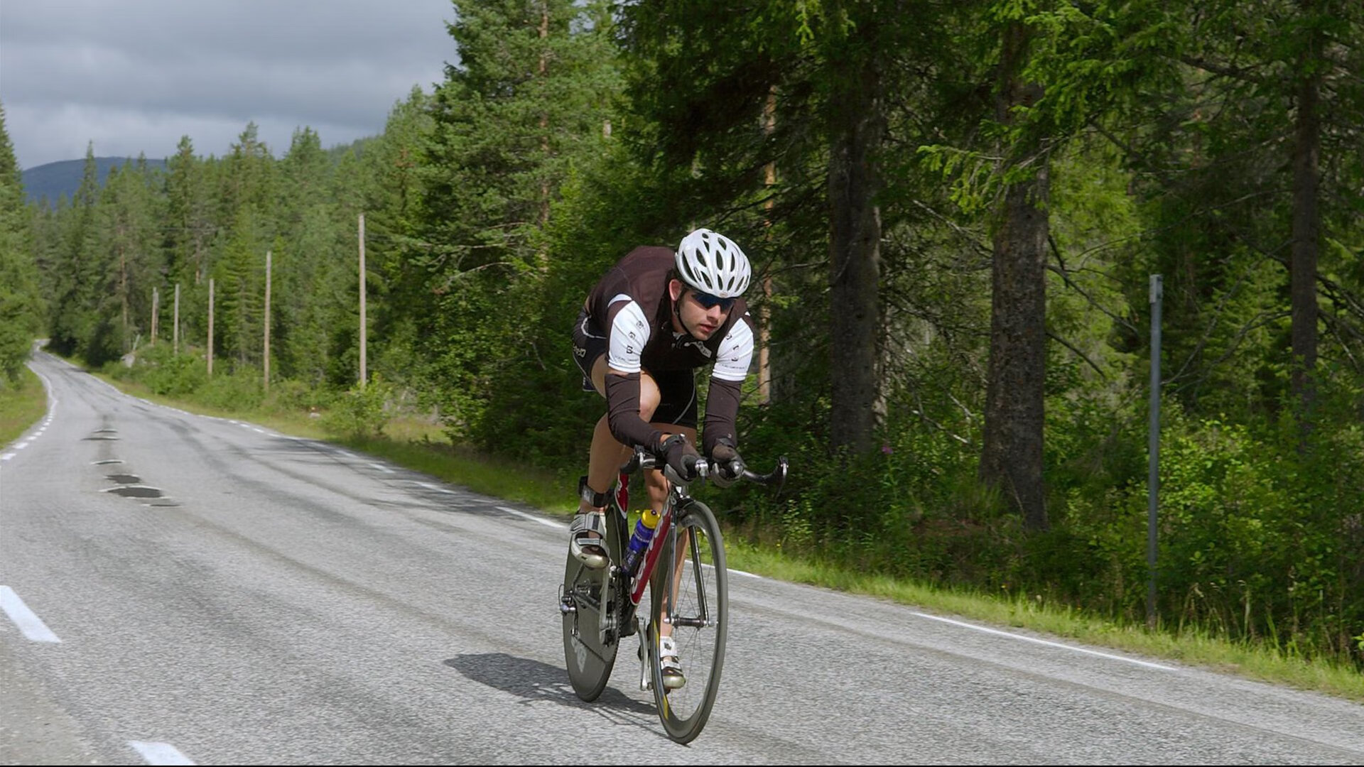 中国足球比赛火爆热播，球员表现逐渐成熟，看看中国足球队