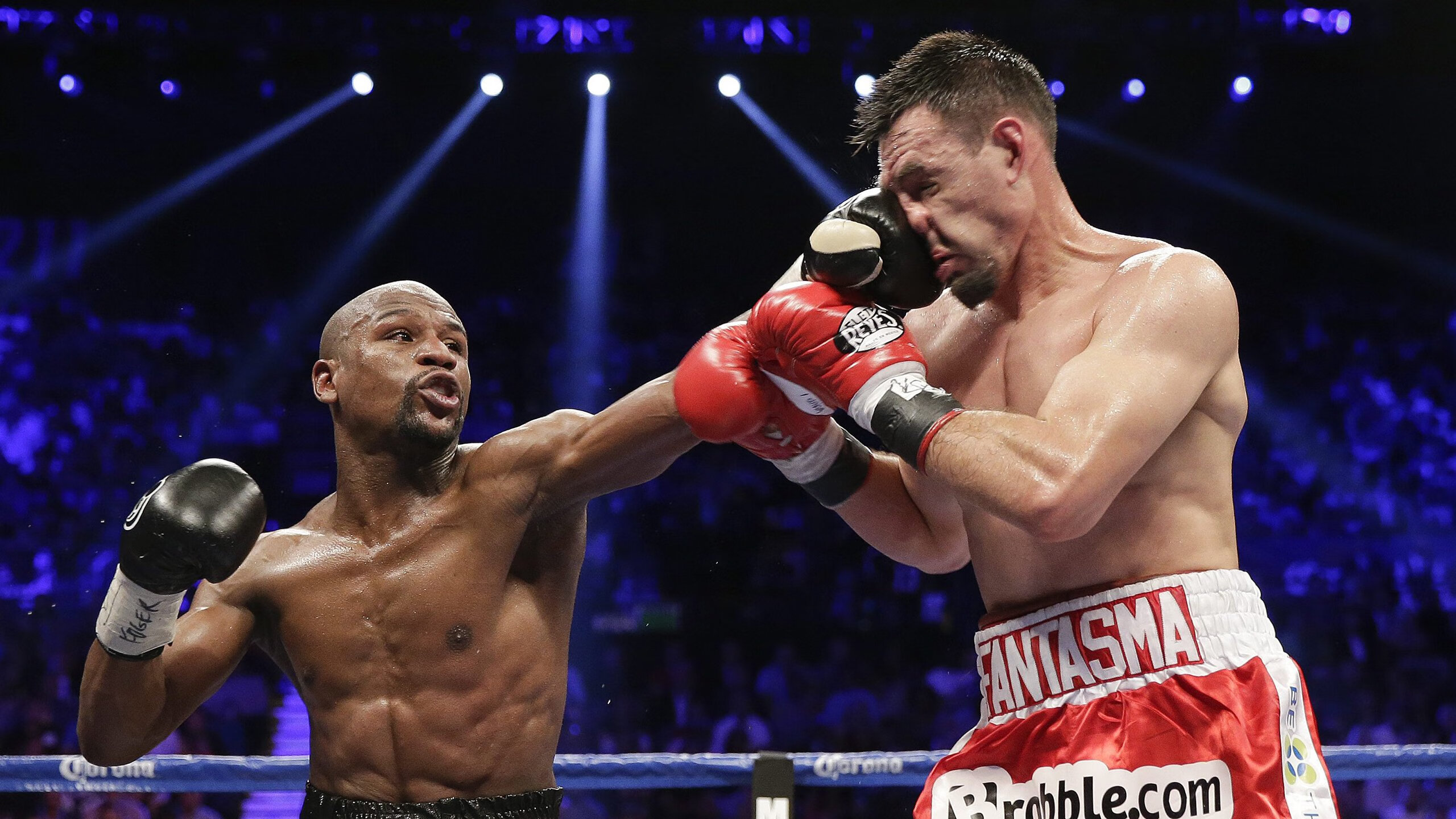 拜仁慕尼黑客场2-0战胜沙尔克04，继续保持不败，拜仁慕尼黑客场球服