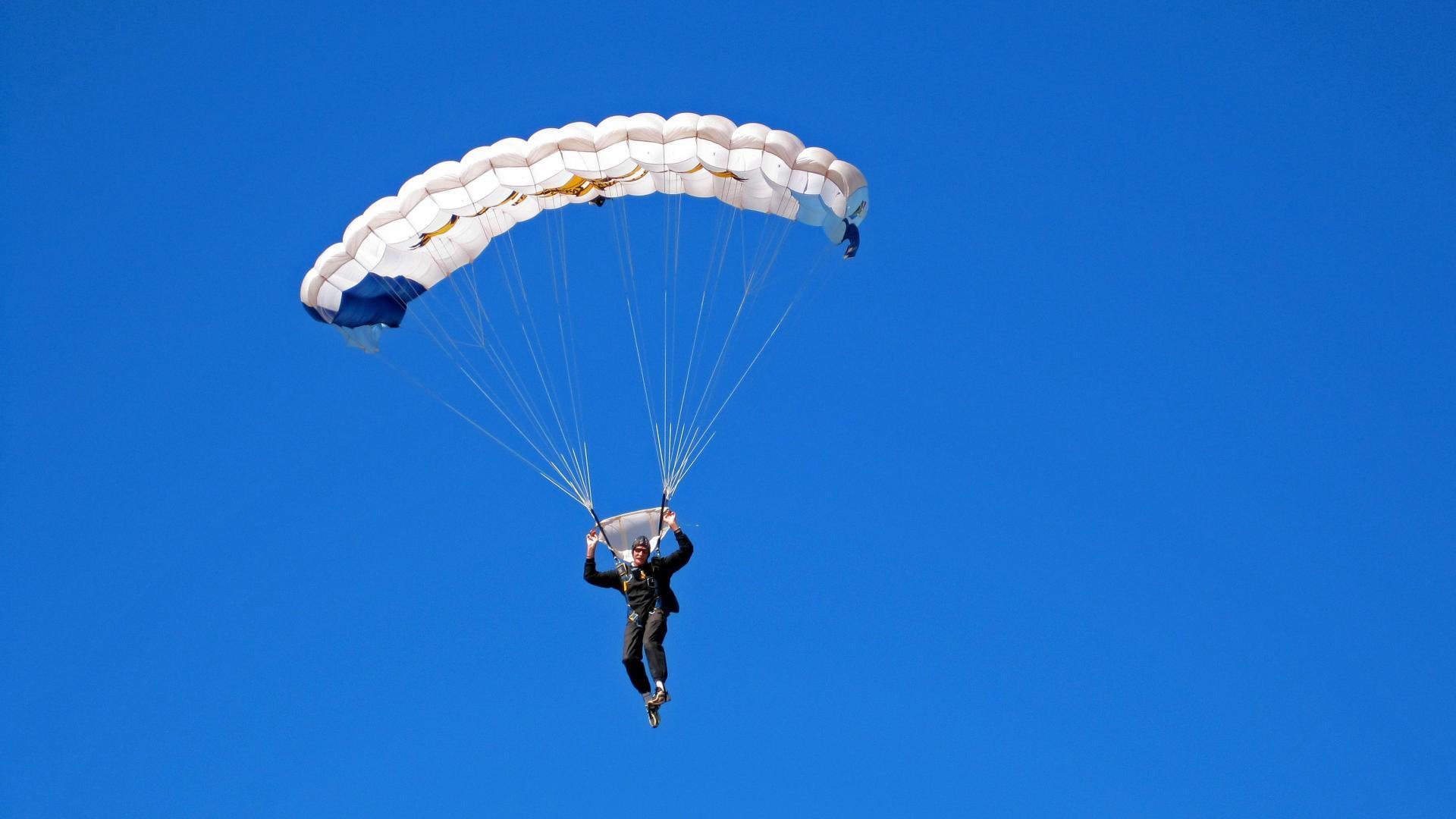 比利时骑手弗洛尔·德·温内在2024年欧洲三项赛锦标赛中以“Thunder”马匹获得个人铜牌，表现出色。