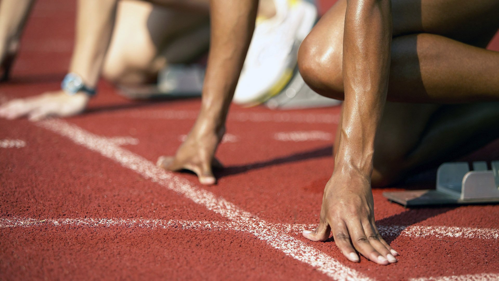 比利时骑手弗洛尔·德·温内在2024年欧洲三项赛锦标赛中以“Thunder”马匹获得个人铜牌，表现出色。